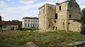 L'aile sud et la terrasse.