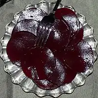 Gelée de canneberges en conserve, tranchée.