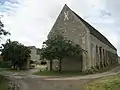 Le manoir de la Baronnie avec la grange aux Dîmes.