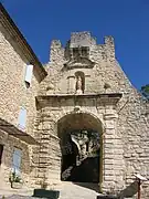 Porte dans les remparts du XVIe siècle.
