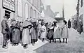 Dessin de femmes faisant la queue à Douarnenez devant les bureaux de l'Inscription maritime pour faire des déclarations d'indigence en raison de la misère liée à la crise de la sardine en 1902 (revue L'Illustration du 21 juillet 1903).