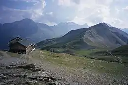 Vue du refuge du Col de la Croix du Bonhomme avec en contrebas le col de la Croix du Bonhomme au pied de la crête des Gittes.