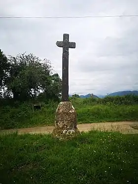 Croix au col de Catchaudégué (893&nbsp;m) en juin 2020.