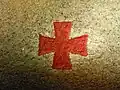 Croix sur un pilier, marquant la consécration de l'église.
