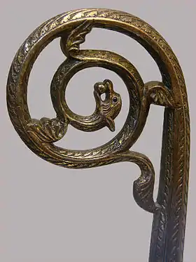 Extrémité de crosse émaillée et sculptée, décorée d'une tête d'animal