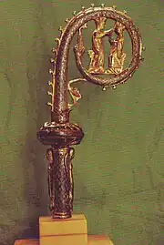 Crosse de l'abbaye de Villeloin du XIIIe&nbsp;siècle (collection du musée Goüin).