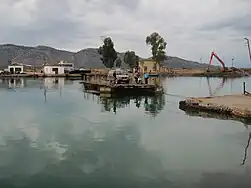 Le bac à traille sur le canal de  Vivari&nbsp;(en).