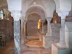 Les colonnes mérovingiennes comme celles des cryptes de Jouarre, VIIe&nbsp;siècle, sont des récupérations de futs de colonnes en marbre romaines, auxquels sont ajoutés de nouveaux chapiteaux en marbre blanc des Pyrénées.