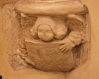 Delfau : culot sculpté.