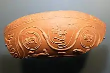 Photo en couleurs d'un bol en céramique richement décoré.