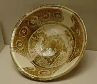 Coupe, décor de lustre métallique monochrome sur glaçure opacifiée, IXe&nbsp;siècle.