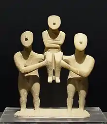 Un groupe de trois figurines