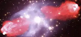 Image composite de Cygnus A, faite avec les images en rayons X du télescope spatial Chandra, les images en lumière visible du télescope spatial Hubble et les images en ondes radio du Very Large Array.