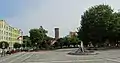 La place du marché avec la tour du château visible.