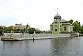 Centrale hydroélectrique (5,7&nbsp;MW) de style art nouveau construite en 1913-14 sur la Vltava à Holešovice en amont de Prague, 2016.