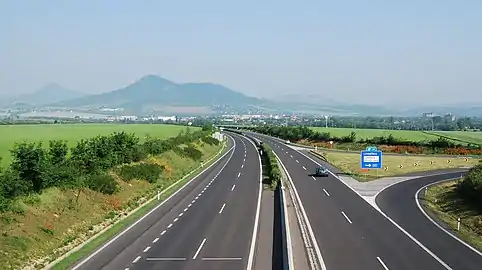Autoroute D8 : échangeur de Lovosice.À l'arrière plan, Lovosice et le mont Lovoš.