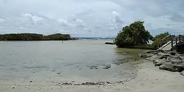 A l'est de la plage, le débouché du canal reliant l'étang des Salines à l'océan..