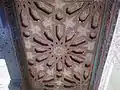 Le plafond en bois sculpté et peint.