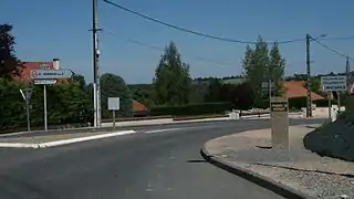 La route départementale 258 menant au centre-ville