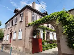 Ancien presbytère (XVIIIe), 6 rue Principale.