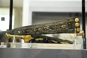 Épée mycénienne de bronze avec scènes en or et argent, XVIe siècle av. J.-C.