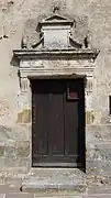 Seuil de la porte avec dalle funéraire.