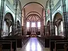 Vue intérieure de la nefvers le chœur.