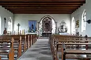 Vue intérieure de la chapelle vers le chœur.