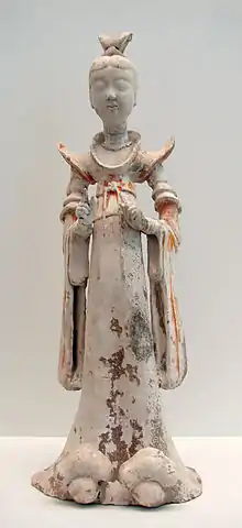 Dame de la Cour d'époque Tang. L'extrême sophistication du costume est caractéristique : manches longues, chaussures à larges bouts recourbés, épaulettes marquées