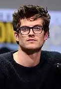 Daniel Sharman interprète Troy Otto.