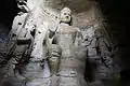 Triade de la grotte no&nbsp;3. Sâkyamuni assis entre deux parèdres.
