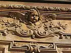 Détail de la porte monumentale en façade.