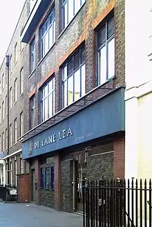 Photo en couleurs de l'entrée d'un immeuble