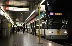 21 juin 2016 Motrice Hermelijn&nbsp;(nl) (série 7232-7271) de De Lijn sur la ligne 5 vers Wijnegem à la station de prémétro Opera.