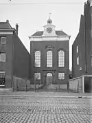 photo d'une synagogue précédé d'une cour
