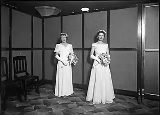 Bal des débutantes de la St Anne's Catholic Church, North Bondi&nbsp;(en), au Mark Foy's&nbsp;(en) Empress Ballroom, Sydney, Australie, 24 mai 1939