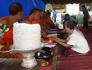 Au premier plan, un phan&nbsp;(en), un plateau artistiquement décoré