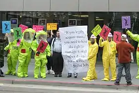 Manifestation devant un Apple Store