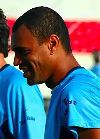 Denílson, ici en 2009, à l'entraînement avec le Itumbiara EC