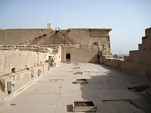Entrée de la cour du groupe de l'est (1).