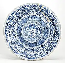 Grande assiette décorée de motifs calligraphiques/phytomorphes, Deruta, XVIIe&nbsp;siècle.