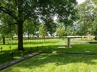 Tombes individuelles et ossuaires.