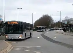 Le S 415 NF no&nbsp;H266 sur la ligne 8 et le S 415 NF no&nbsp;H262 sur la ligne 7 à la gare de Plaisir - Grignon.