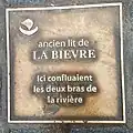 Plaque indiquant l'ancien passage de la Bièvre, située au niveau du n°2.