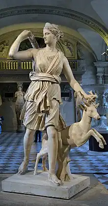 Diane de Versailles, copie romaine d'un original grec du IVe&nbsp;siècle&nbsp;av. J.-C., musée du Louvre.