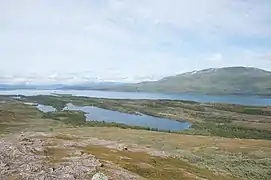 Le lac Dijdderjávrre au premier plan et Virihaure en arrière-plan