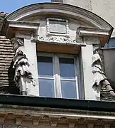 Façade sur la rue des Forges, détail.