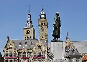 Statue du général Jacques et Hôtel de Ville de Dixmude.