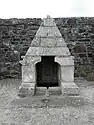 Dinéault : la fontaine de dévotion (datée de 1746) située près de l'église Sainte-Marie-Madeleine.