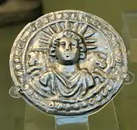 Disque dédié à Sol Invictusportant la couronne radiée,(Pessinonte, IIIe siècle).